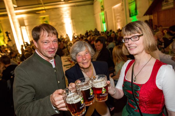 Annette und Christian Höfner stoßen mit Ihren Bierkrügen an Annette und Christian Höfner stoßen mit Ihren Bierkrügen an