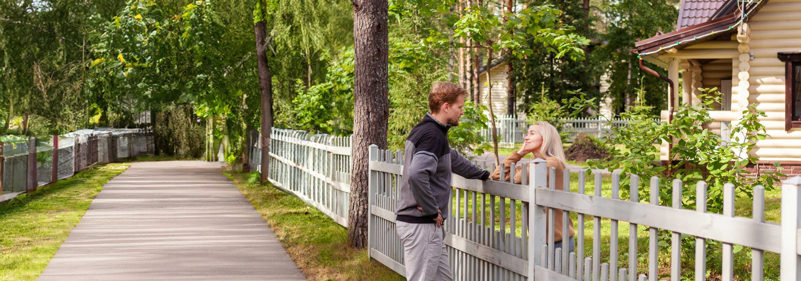 Eine Frau und ein Mann unterhalten sich und stoßen mit einem Förster Hell auf die Nachbarschaft an.