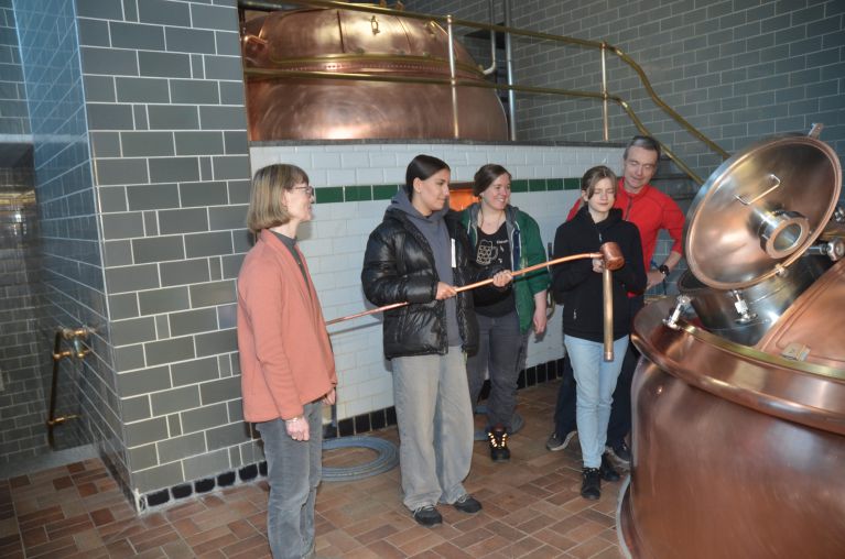 Freier Ausbildungsplatz zum Brauer und Mälzer (m/w/d) im Landkreis Kronach Zwei Schülerinnen blicken in die Geheimnisse der Braukunst in der Gampertbräu in Weissenbrunn. Im Sudhaus durften sie aus dem Sudkessel mit äußerster Konzentration erste Proben entnehmen. Lilly Gampert übergibt mit viel Gefühl und Aufregung aus