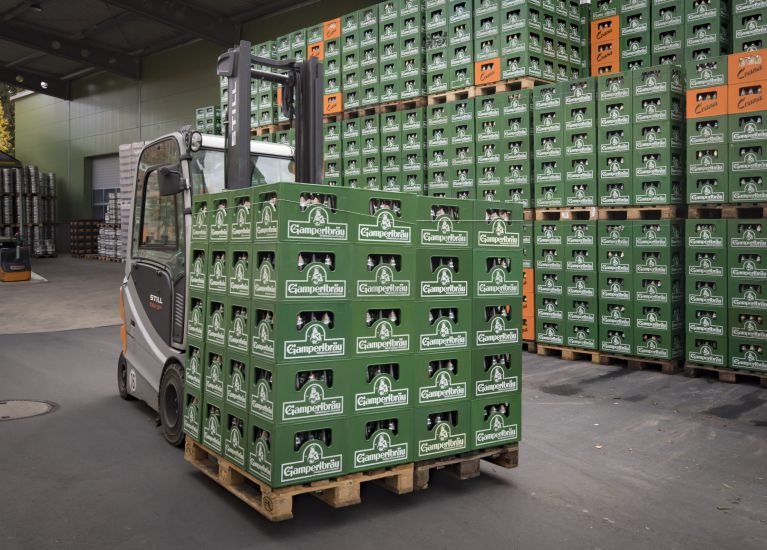 Direktverkauf Bier Gapelstapler transportiert eine Pallette Gampertbräu Bierkästen