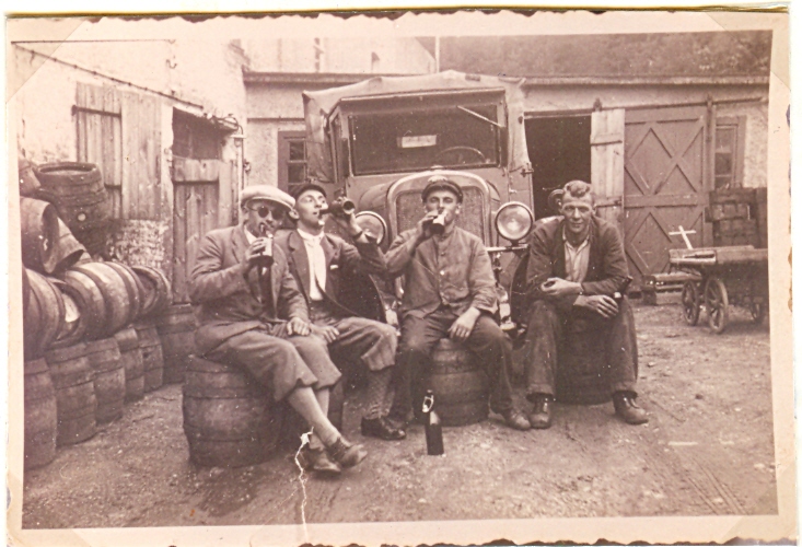 Biertrinkende Männer 1945 Biertrinkende Männer 1945